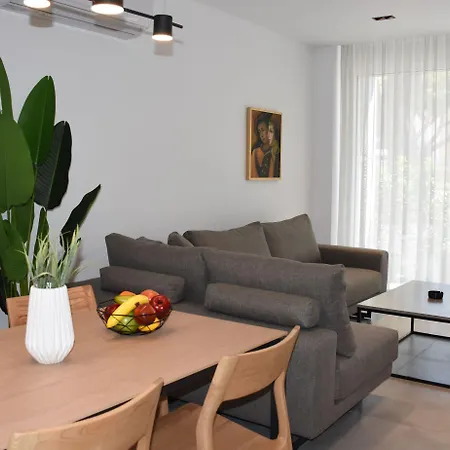 Casa Di Pino In Paradisi Square Near Airport Apartment